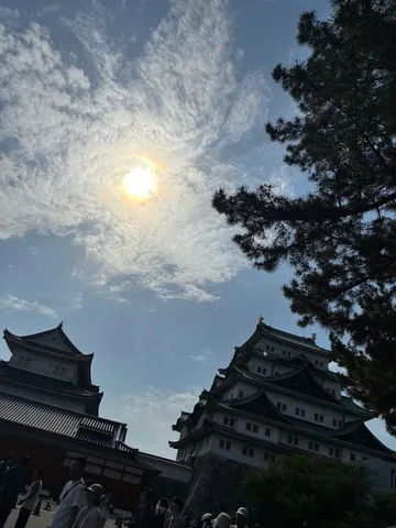 夏の空と古城のコントラスト
