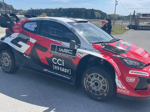 WRCマシン、攻めの走りを予感させる