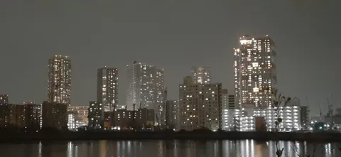 水面に映る光の街