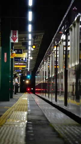夜のホームに走る光の線