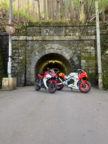 トンネルの誘いに、バイクが応える