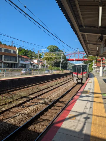 ホームに佇む列車