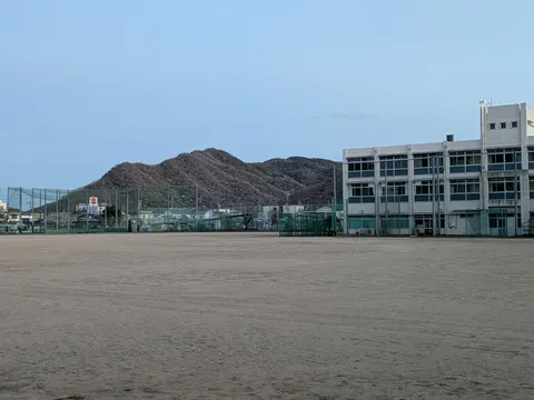 山と校舎の静かな風景