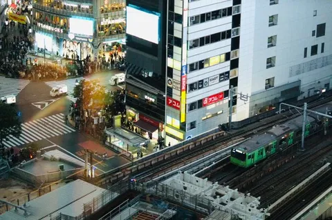 煌めく都市の交錯