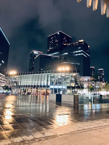 雨上がりの都会の夜景