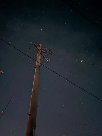 電柱と満天の星空