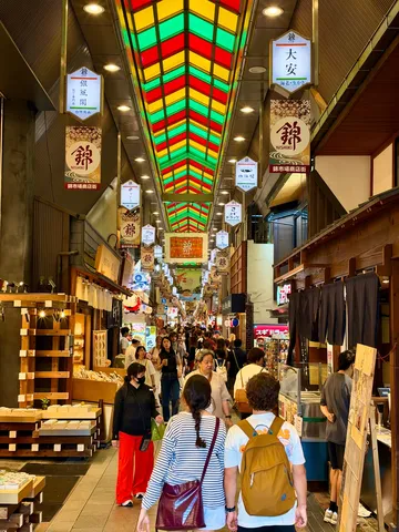 万華鏡商店街を進む
