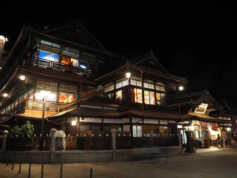夜更けの木造建築の雅