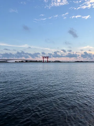 海上の鳥居と空のコントラスト