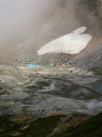 地獄谷の神秘的な風景