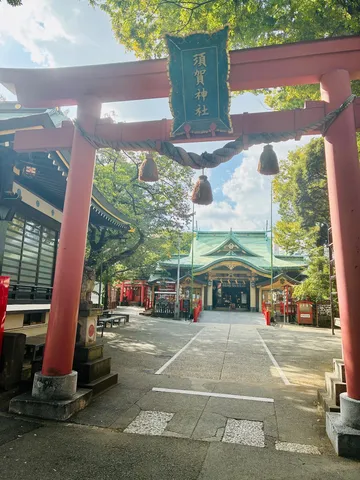 赤の鳥居と静寂の神社