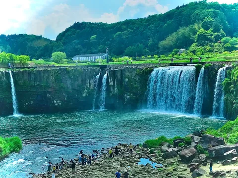 滝壺で、まさかの水辺サミット開催中？