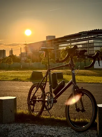 茜色の空と自転車