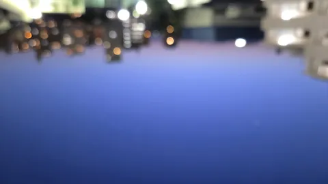 淡い空色の空と街の灯り