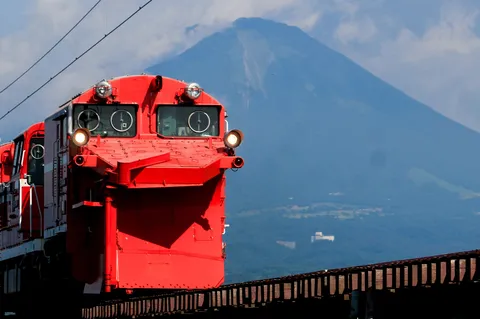 山を背に駆ける真っ赤な列車