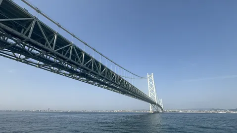 青空の下、壮大な橋を仰ぐ