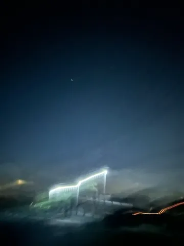 夜空に浮かぶ、光の軌跡と三日月