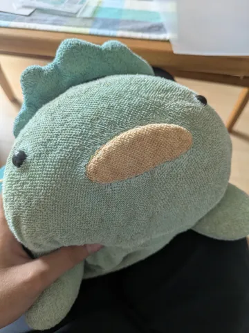 柔らかな青緑の恐竜ぬいぐるみ