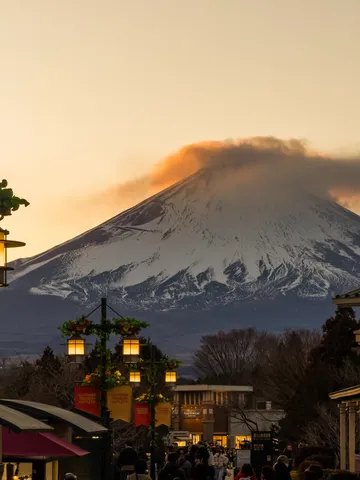 雪化粧の富士山と灯りの交差点