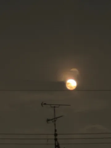 月明かり橙なりて夏景色