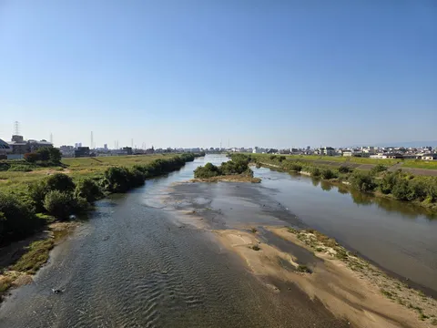 川の流れ、都市の静けさ