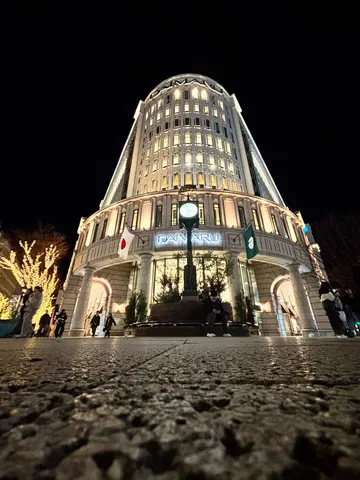 夜空に映える光の建物