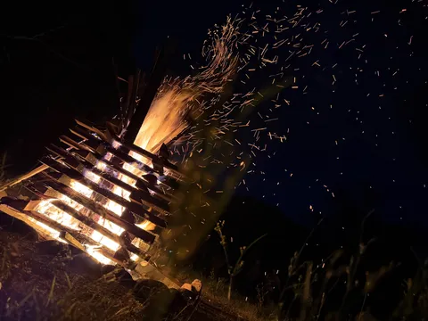 焚き火の夜のざわめき