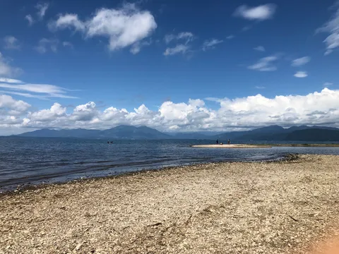青い空と湖畔の休日