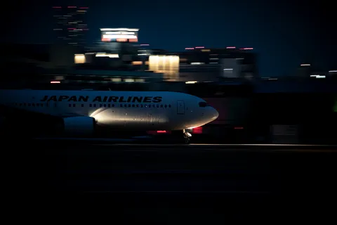 夜の滑走路を疾走するJAL