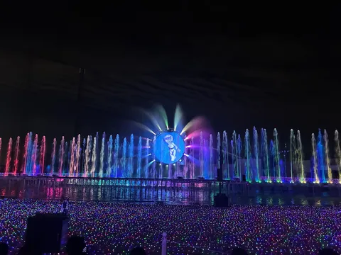 光が舞う水のステージ