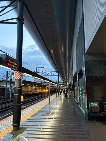 旅立ちの夕暮れ、駅の灯り