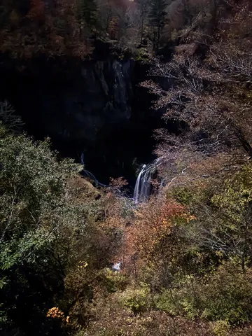闇夜に輝く滝の神秘