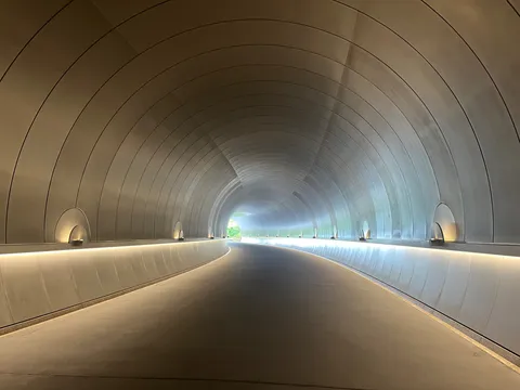 光に導かれるトンネルの道
