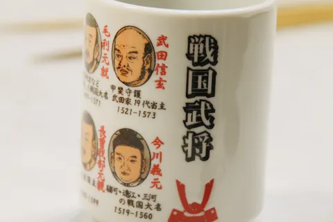 武将たちの顔が並ぶ湯呑み