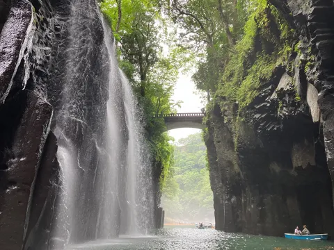 水のカーテン、岩壁の合間