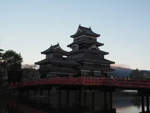 水辺に浮かぶ時の塔