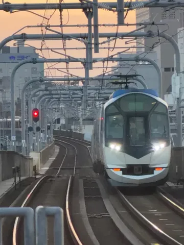鉄路に揺れる夕暮れの列車