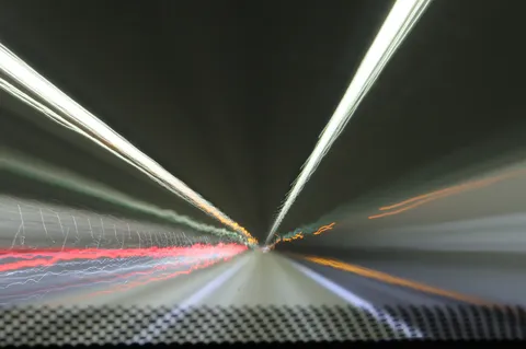 トンネルを駆け抜ける光の軌跡