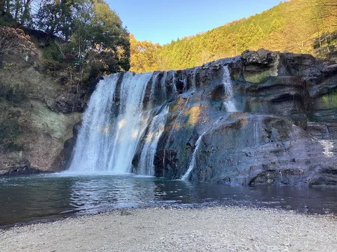 陽光きらめく水のカーテン