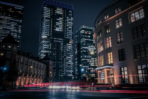 光跡が走る夜の街