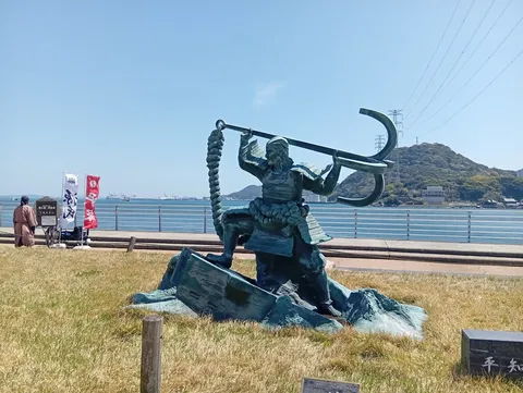 荒々しい錨を持つ武士の像