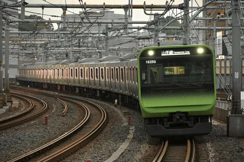都会のカーブをゆく緑の電車
