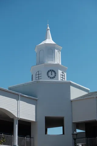 白亜の鐘楼と青空