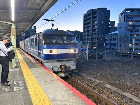 夕暮れの駅、旅立ちを待つ貨物列車