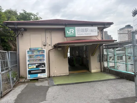 駅前の静かな入口の気配