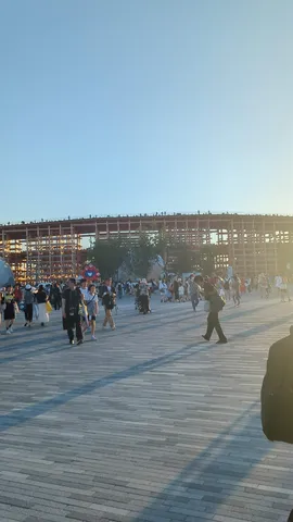 夕暮れの賑わい、光と影の交差点