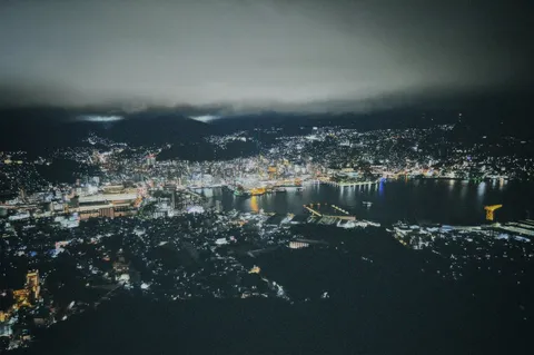 夜景の灯りと静寂