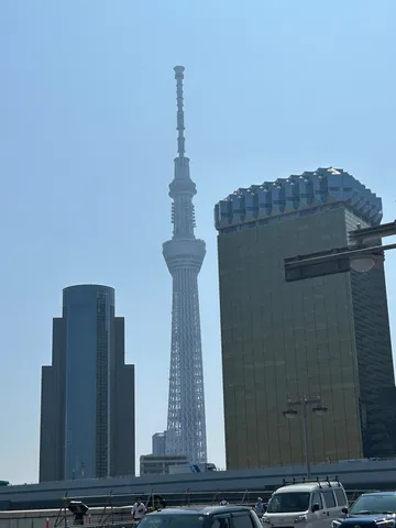 都会の空を貫くタワー