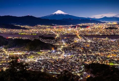 夜空に浮かぶ富士と宝石の街