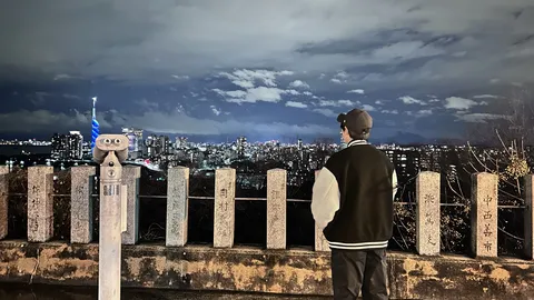 きらめく夜景と雲の表情